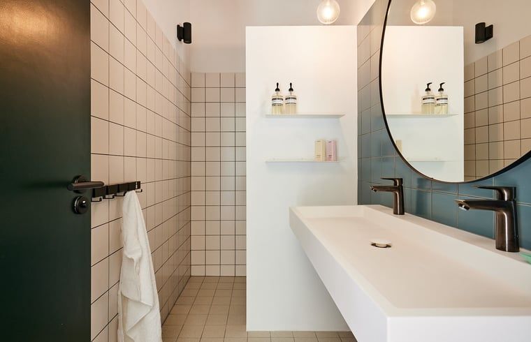 Moderne badkamer met strakke afwerking in Vakantiehuis in Halle, Achterhoek, Gelderland.