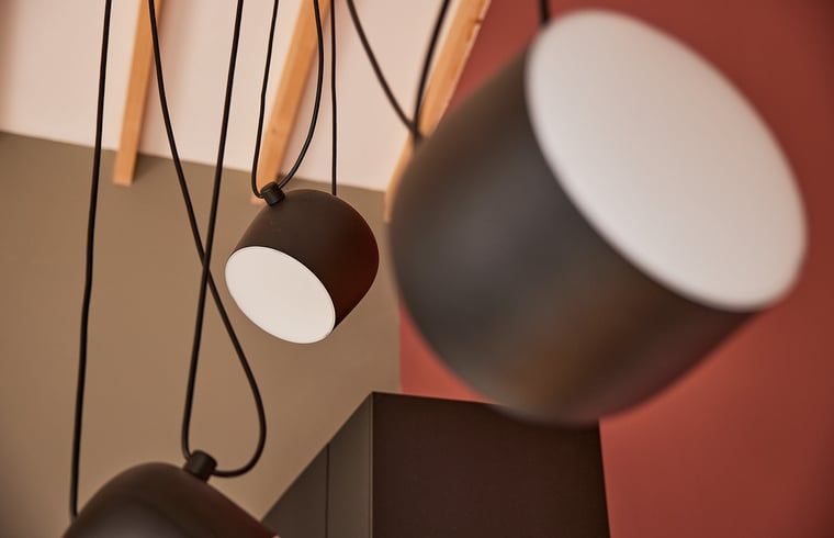Moderne hanglampen in Vakantiehuis in Halle, Achterhoek, Gelderland eetkamer.