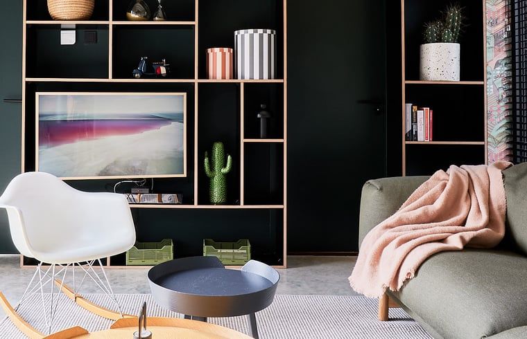 Moderne woonkamer met designmeubels in Vakantiehuis in Halle, Achterhoek, Gelderland.