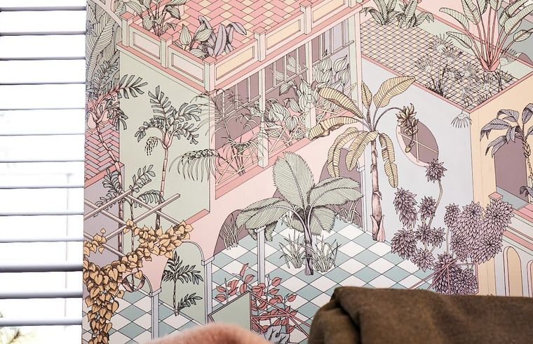 Artistiek behang in woonkamer van Vakantiehuis in Halle, Achterhoek, Gelderland.