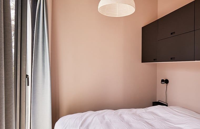 Knusse slaapkamer met natuurlijk licht in Vakantiehuis in Halle, Achterhoek, Gelderland.