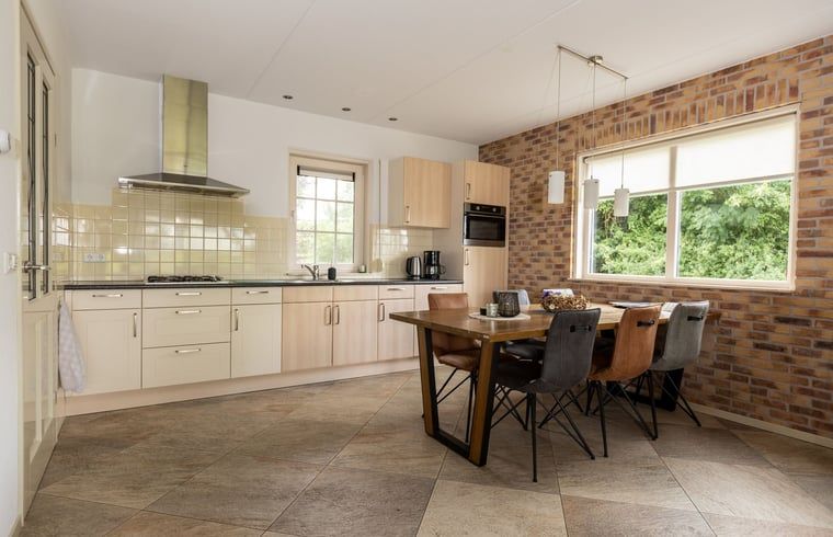 Gezellige eetruimte in Vakantiehuis in Zelhem met uitzicht op de tuin, Achterhoek, Gelderland.