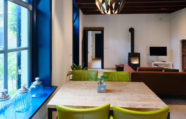 Gemuetliches Wohnzimmer des Ferienhauses in Zelhem, Achterhoek, Gelderland mit modernen Moebeln und Holzofen fuer eine gemuetliche Atmosphaere.