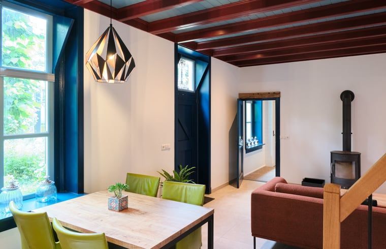 Gemuetliches Interieur des Ferienhauses in Zelhem, Achterhoek mit moderner Einrichtung und Holzofen, ideal fuer einen entspannten Aufenthalt in Gelderland.