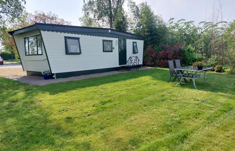 Ferienhaus in Zelhem, ein charmantes Ferienhaus im gruenen Achterhoek, Gelderland, mit einer einladenden Terrasse und einem ueppigen Garten.