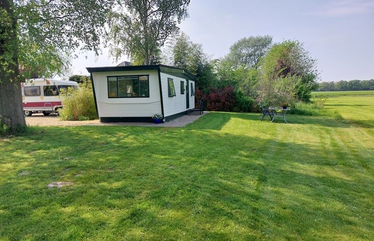 Ferienhaus in Zelhem, gelegen in der gruenen Natur von Achterhoek, Gelderland, mit Blick auf weite Felder und einen rustikalen Garten.