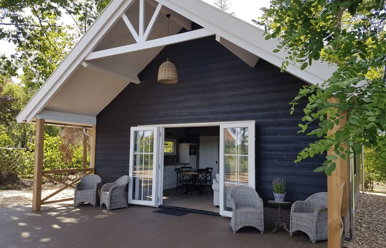 Ferienhaus in Ruurlo mit geraeumiger Veranda, gelegen in der gruenen Umgebung von Achterhoek, Gelderland, ideal fuer einen erholsamen Aufenthalt.