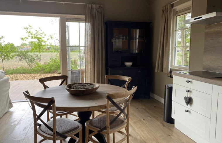 Gemuetliches Esszimmer im Ferienhaus in Ruurlo, Achterhoek, mit Blick auf die laendliche Umgebung von Gelderland.