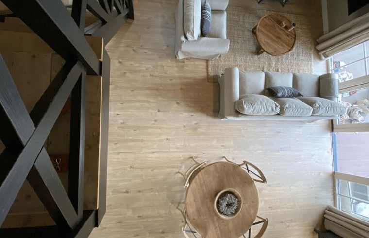 Gemuetliches Wohnzimmer im Ferienhaus in Ruurlo, Achterhoek, mit bequemer Sitzecke und Holzboeden, ideal zum Entspannen in Gelderland.