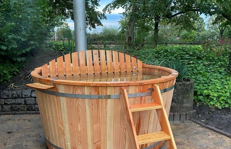Geniet van de rust in de houten hottub bij Vakantiehuisje in Ruurlo, gelegen in de groene Achterhoek, Gelderland.
