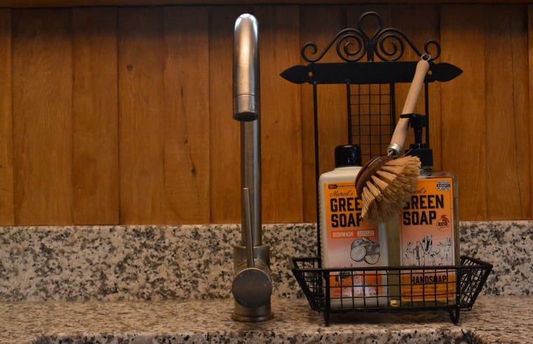 Keuken van Vakantiehuisje in Ruurlo, Achterhoek, Gelderland met moderne kraan en duurzame schoonmaakproducten op granieten aanrecht.