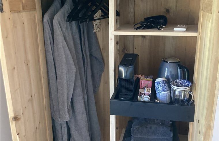 Practical closet in Huisje in Westendorp, bed and breakfast in Gelderland, with coffee and tea facilities.