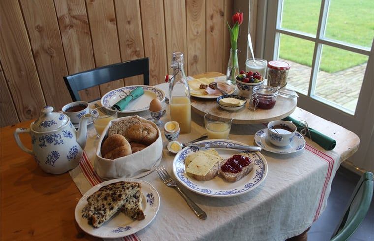 Delicious breakfast at Huisje in Westendorp, bed and breakfast in Gelderland, with fresh bread and local products.