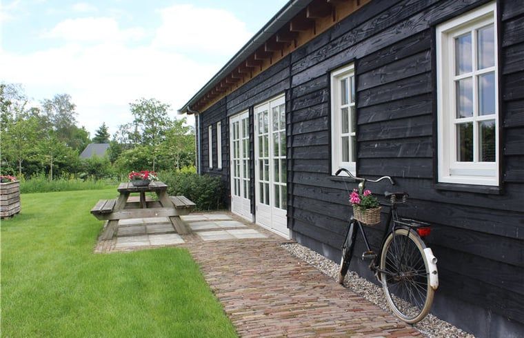 Bicycle-friendly environment at Huisje in Westendorp, bed and breakfast in Westendorp, with wooden picnic table and bicycle.