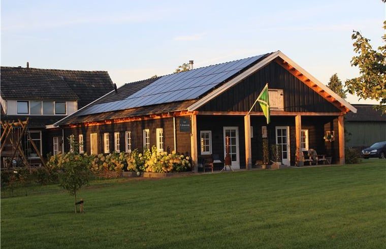 Cottage in Westendorp, a bed and breakfast in Gelderland, with solar panels and a green garden.