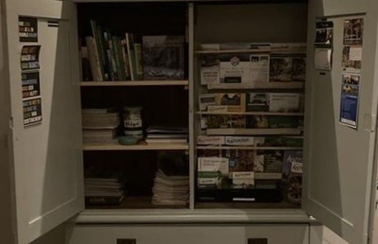 Information-rich cabinet in Huisje in Westendorp, bed and breakfast in Westendorp, with brochures and books about the region.