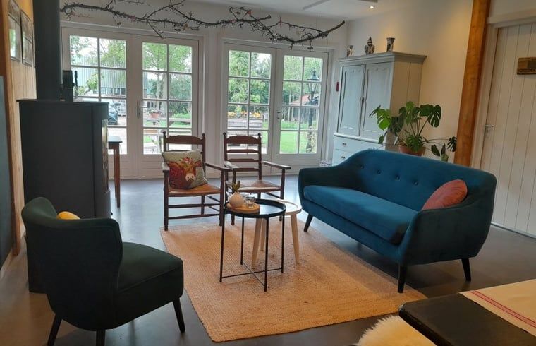 Cozy living room in Huisje in Westendorp, bed and breakfast in Gelderland, with comfortable sofas and views of the garden.