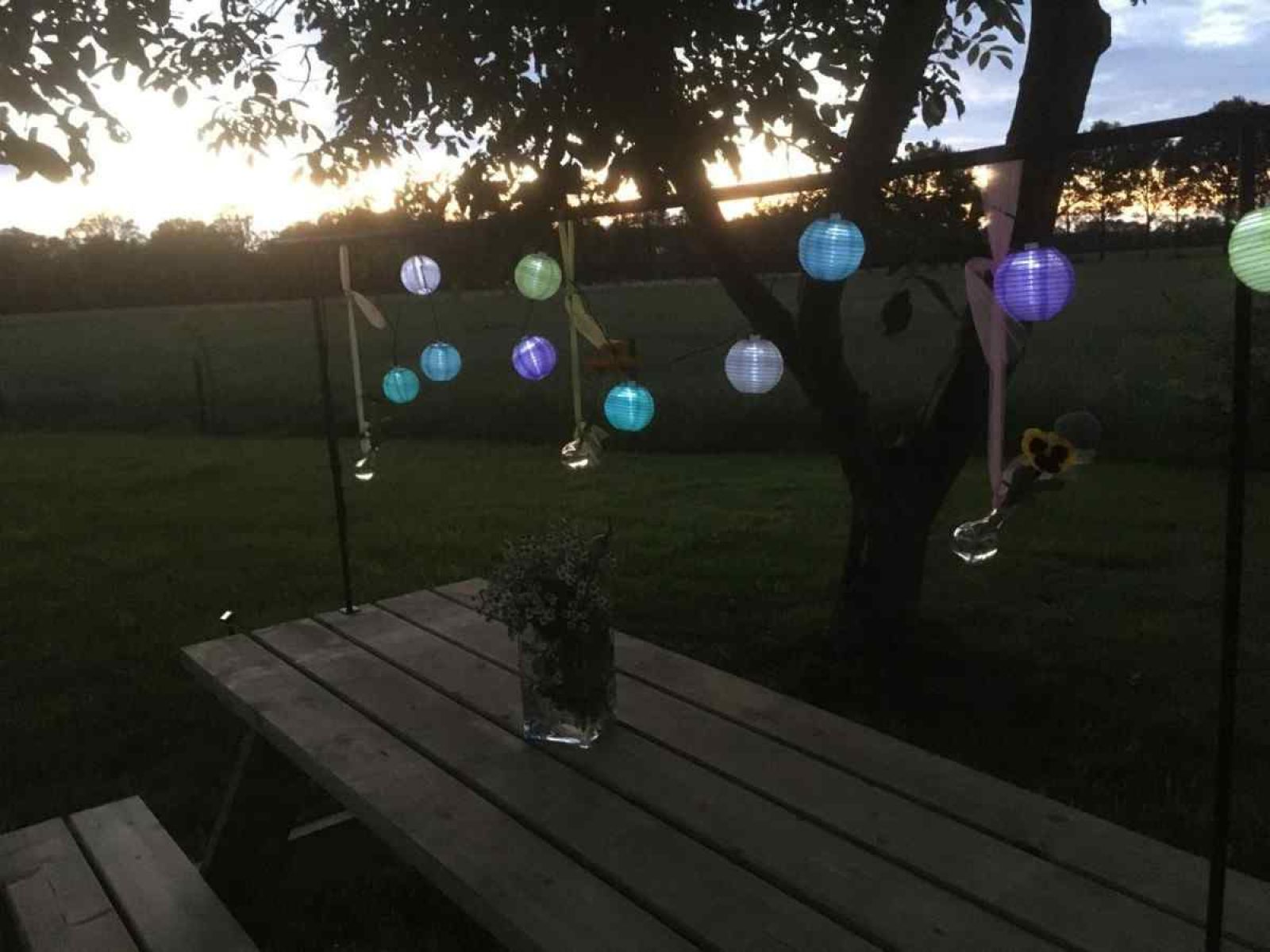 Badkamer met toilet en bad in DG470 vakantieaccommodatie, Aalten