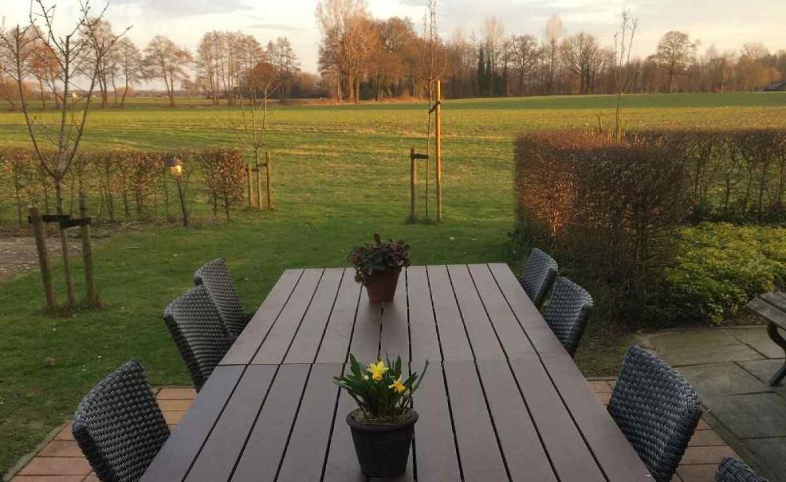 Slaapkamer met raam en uitzicht in DG470 vakantiehuis, Achterhoek