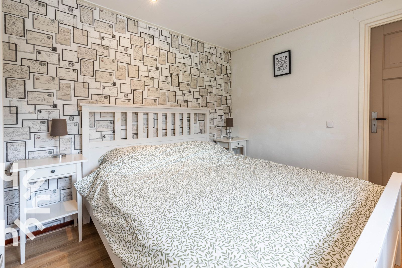 Kinderen spelen in een houten wagen bij DG471, vakantiehuis in de Achterhoek, omgeven door natuur.