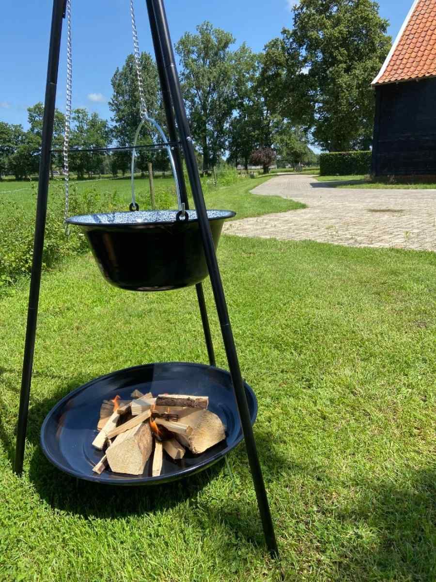 Picknicktafel met kleurrijke decoraties bij zonsondergang bij DG471, vakantiehuis in Aalten, Gelderland.