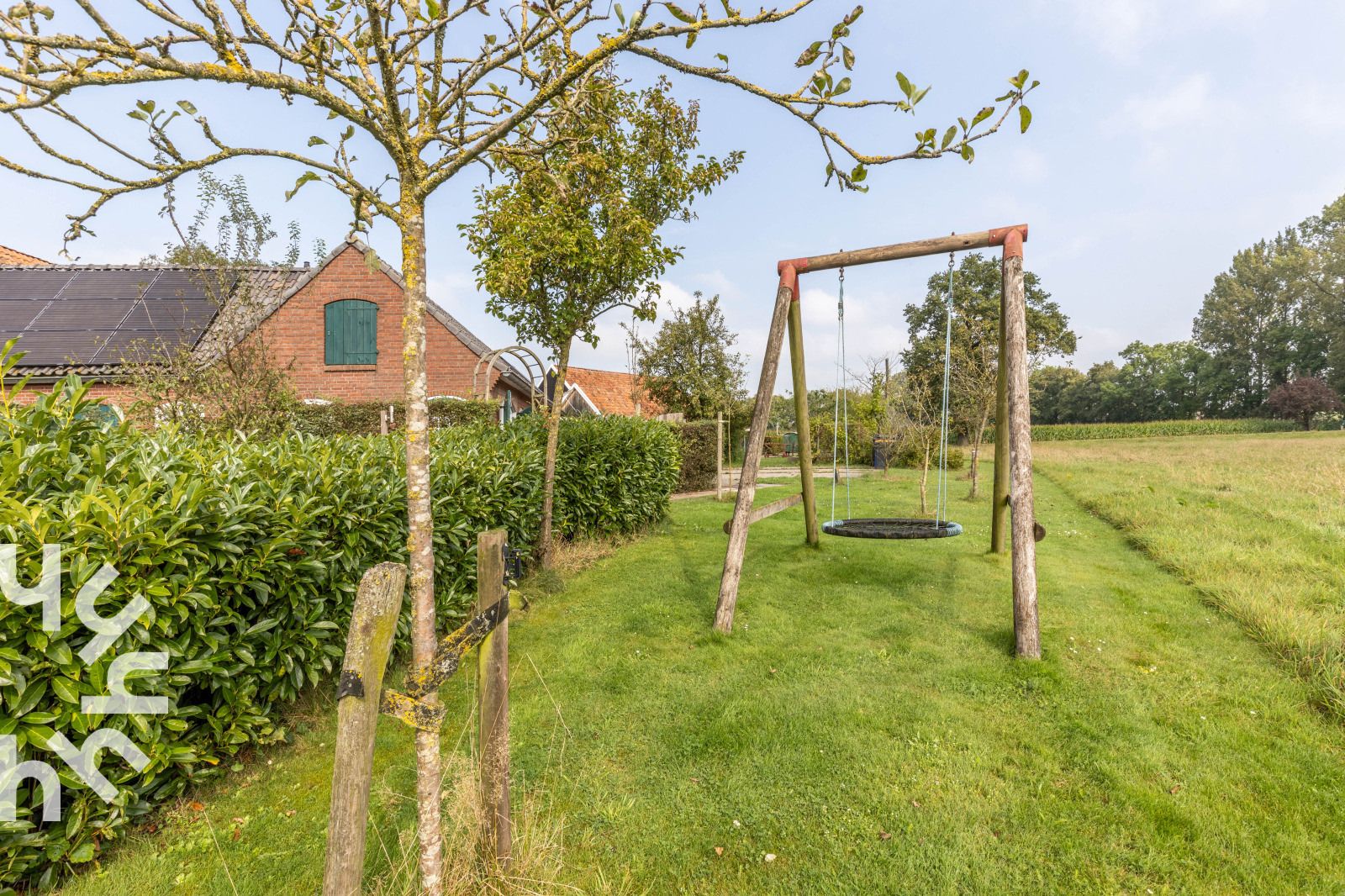 Gezellige voortuin van DG471 vakantiehuis in Aalten, Achterhoek, met bloeiende planten.
