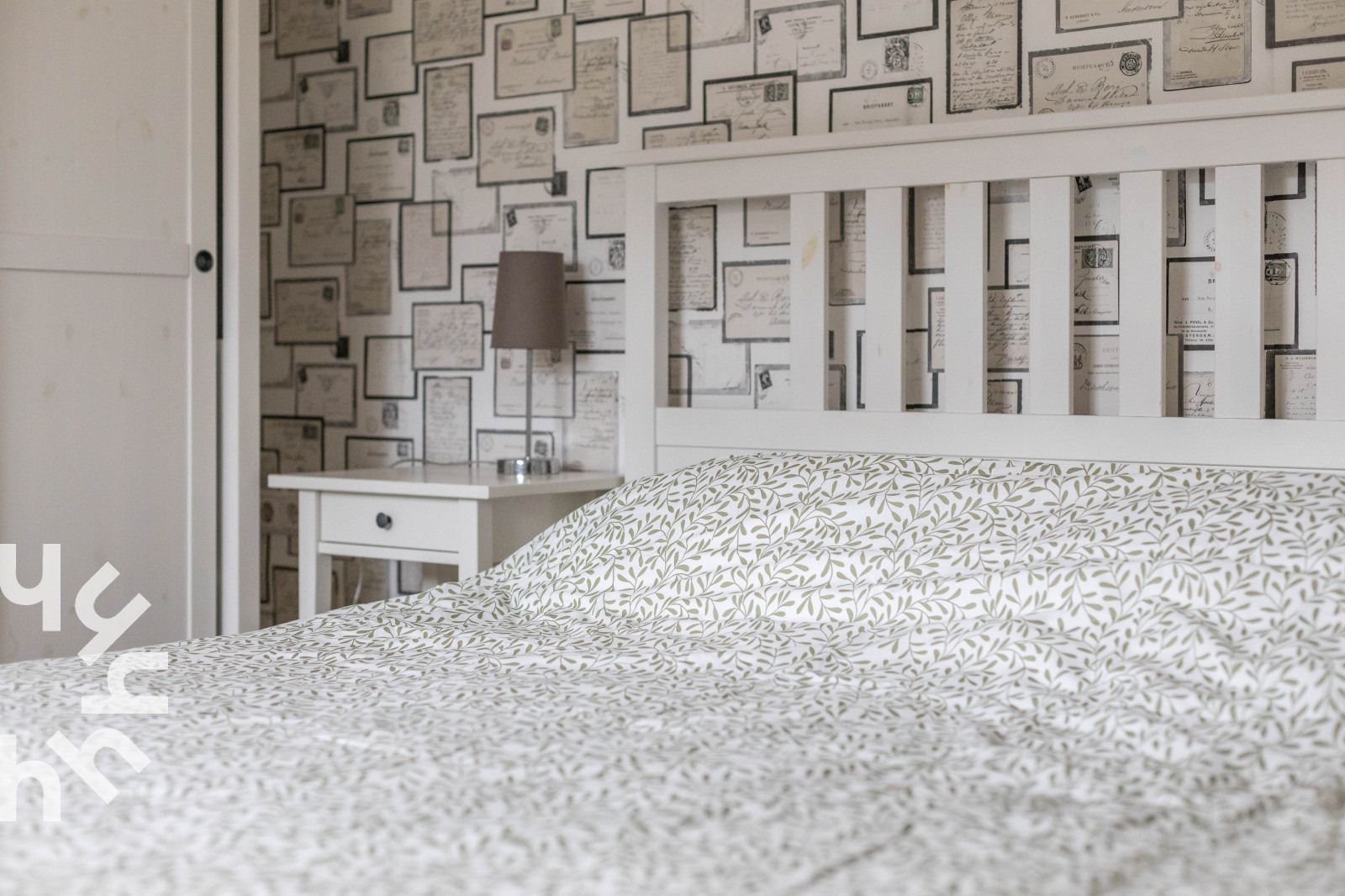 Decoratieve details in DG471 vakantiehuis in Aalten, Achterhoek, met bloemen en een notitieblok.