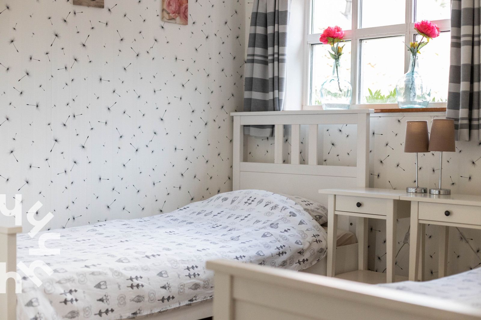 Terras met bloemen en uitzicht op de natuur bij DG471 vakantiehuis in Aalten, Achterhoek.