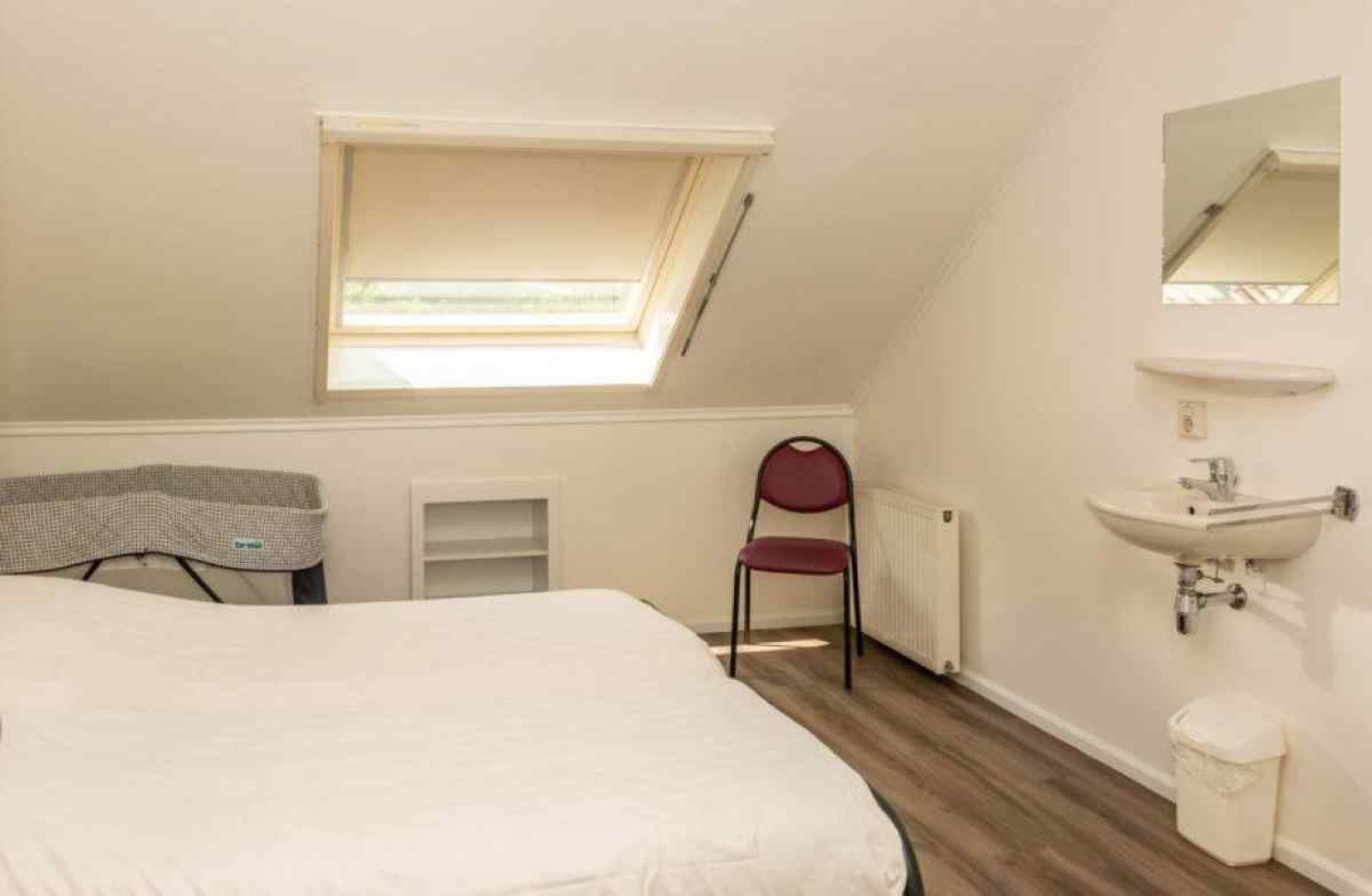 Esszimmer im Ferienhaus DG694, Aalten mit langem Tisch und modernem Mobiliar.