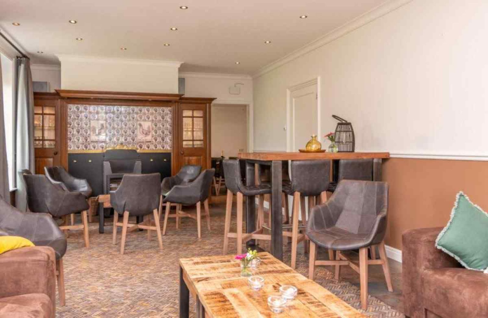 Geraeumiges Badezimmer mit Badewanne im Ferienhaus DG694, Aalten, Gelderland.