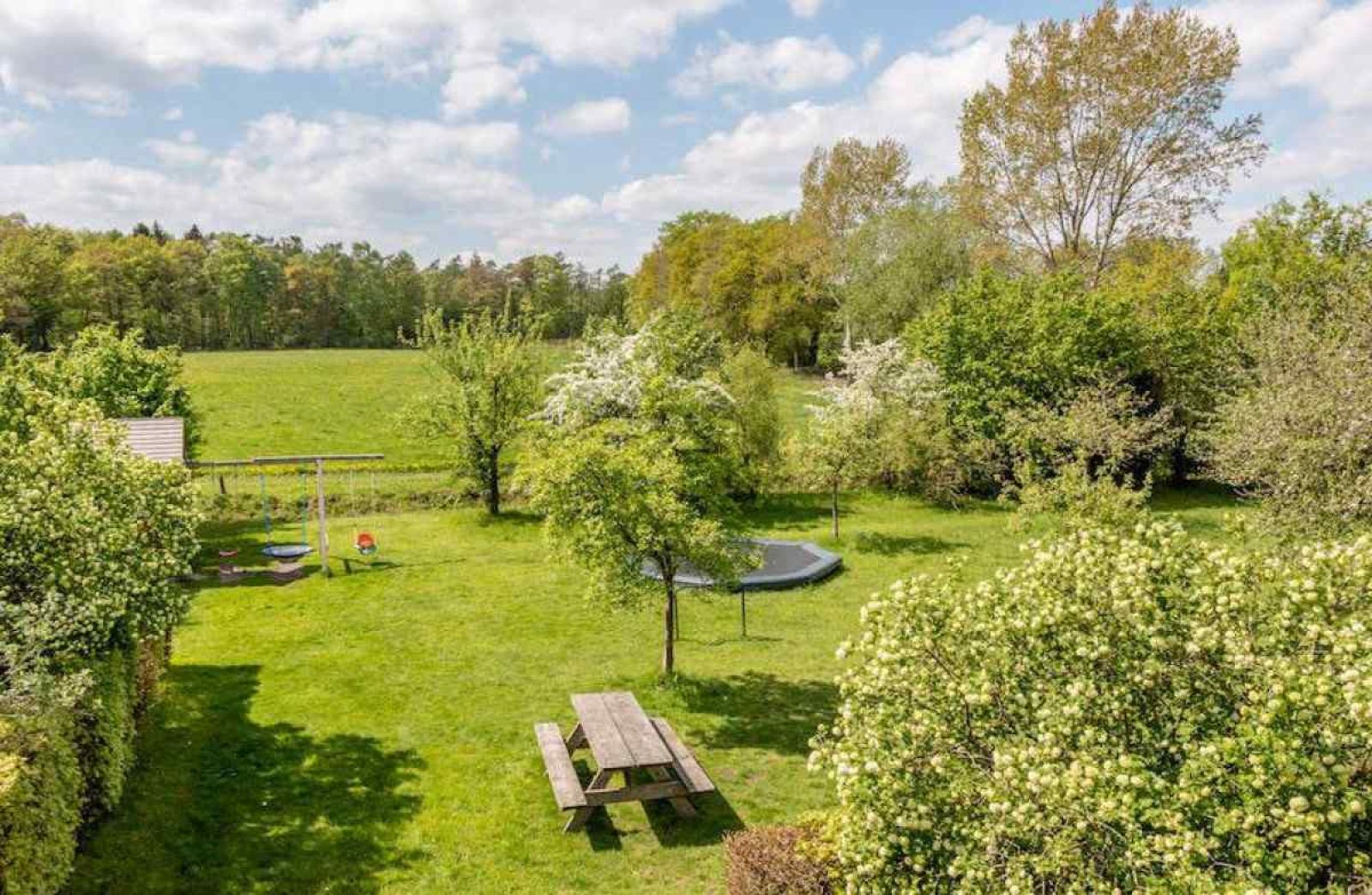 Kinderspielplatz mit Rutsche im Garten des Ferienhauses DG694, Aalten.