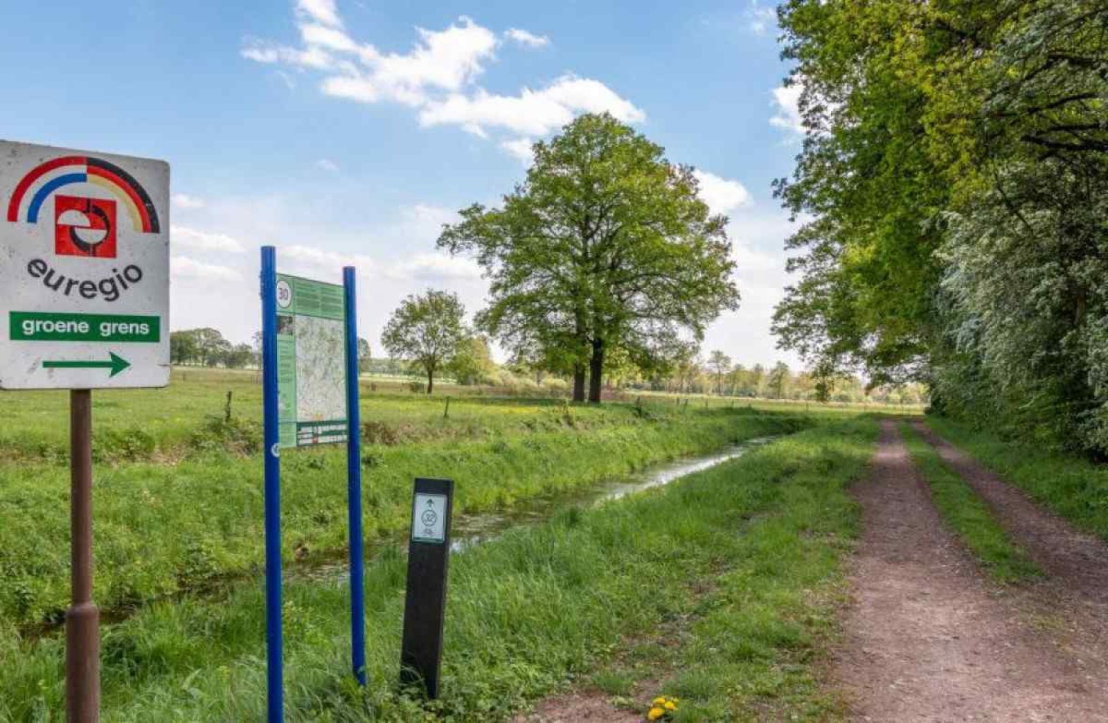 Wohnzimmer im Ferienhaus DG694, Aalten mit stilvoller Einrichtung.