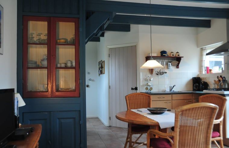 Gezellige binnenruimte van Vakantiehuis in Aalten, Achterhoek, met een rustieke keuken en eetgedeelte, perfect voor een ontspannen verblijf.