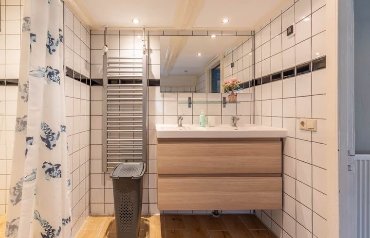 Luxe badkamer in Huisje in Aalten, vakantiehuis in de Achterhoek, met moderne voorzieningen en ruime opzet.