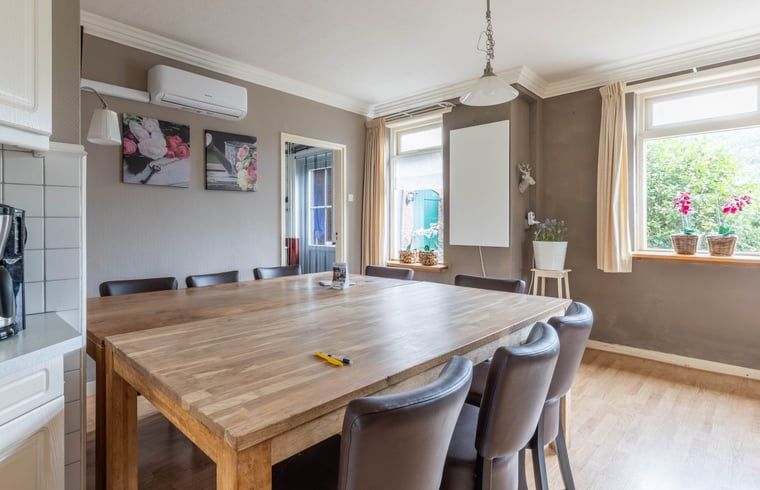 Grote eettafel in Huisje in Aalten, vakantiehuis in de Achterhoek, voor gezellige diners met familie en vrienden.