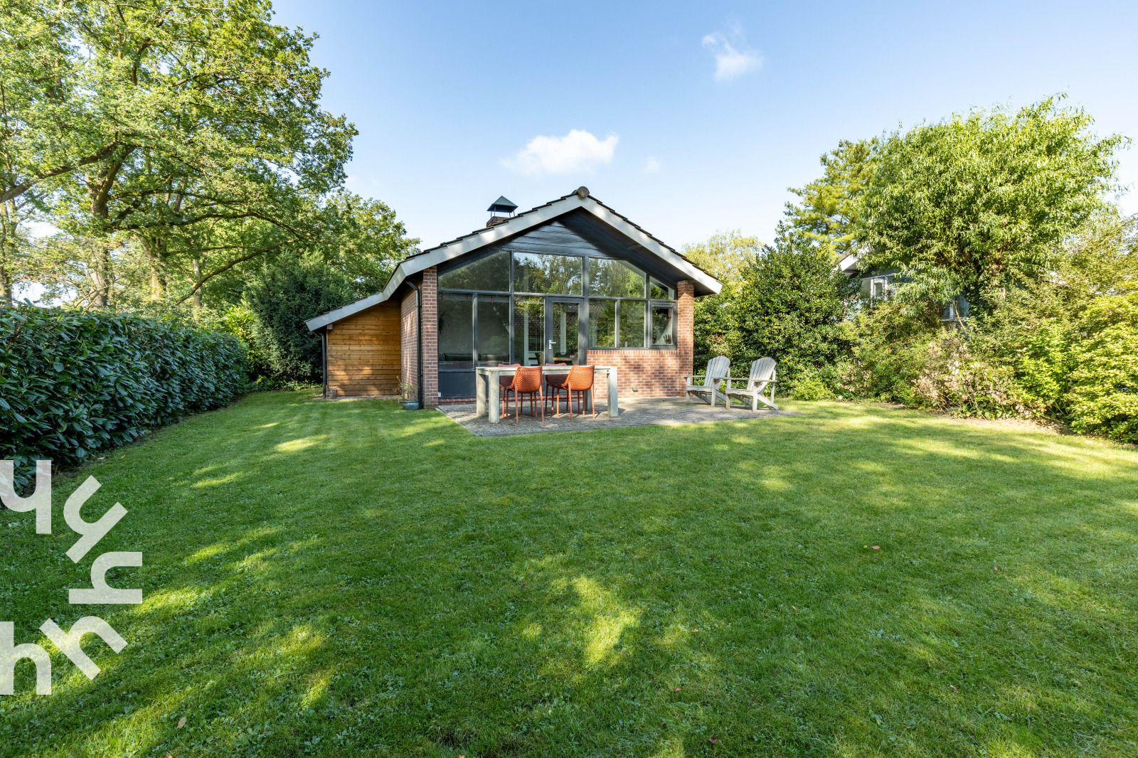 Geniet van de serene tuin bij vakantiehuis DG994 in Aalten, Achterhoek, Gelderland.