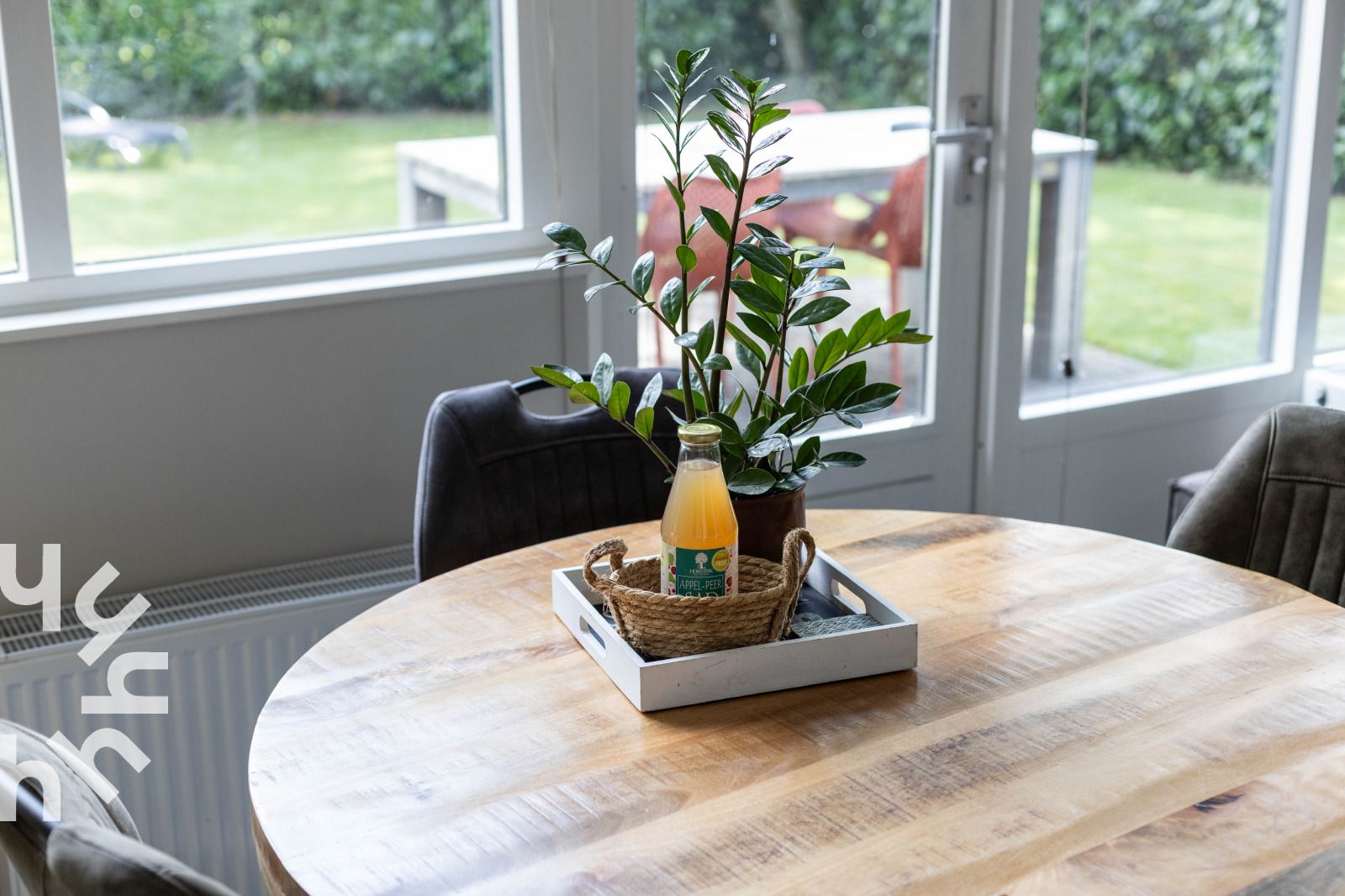 Bloeiende tuin bij vakantiehuis DG994 in Aalten, Achterhoek, in Gelderland.