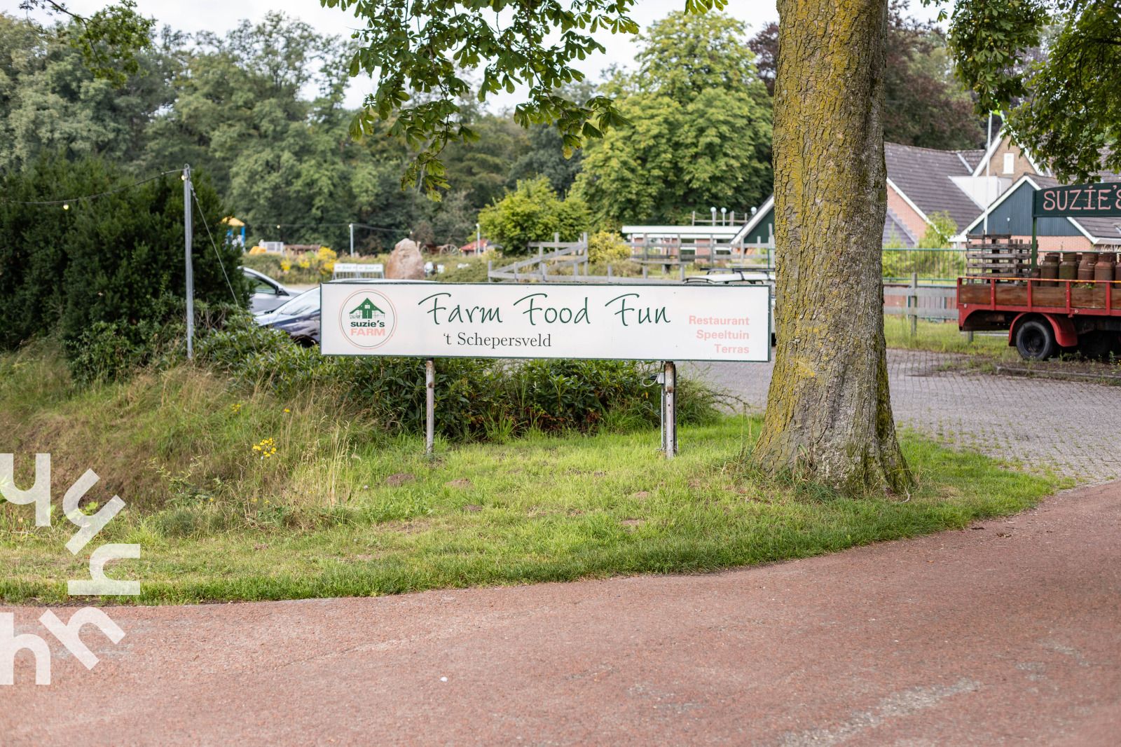 Moderne woonkamer van vakantiehuis DG994 in Aalten, Achterhoek, met comfortabele inrichting.