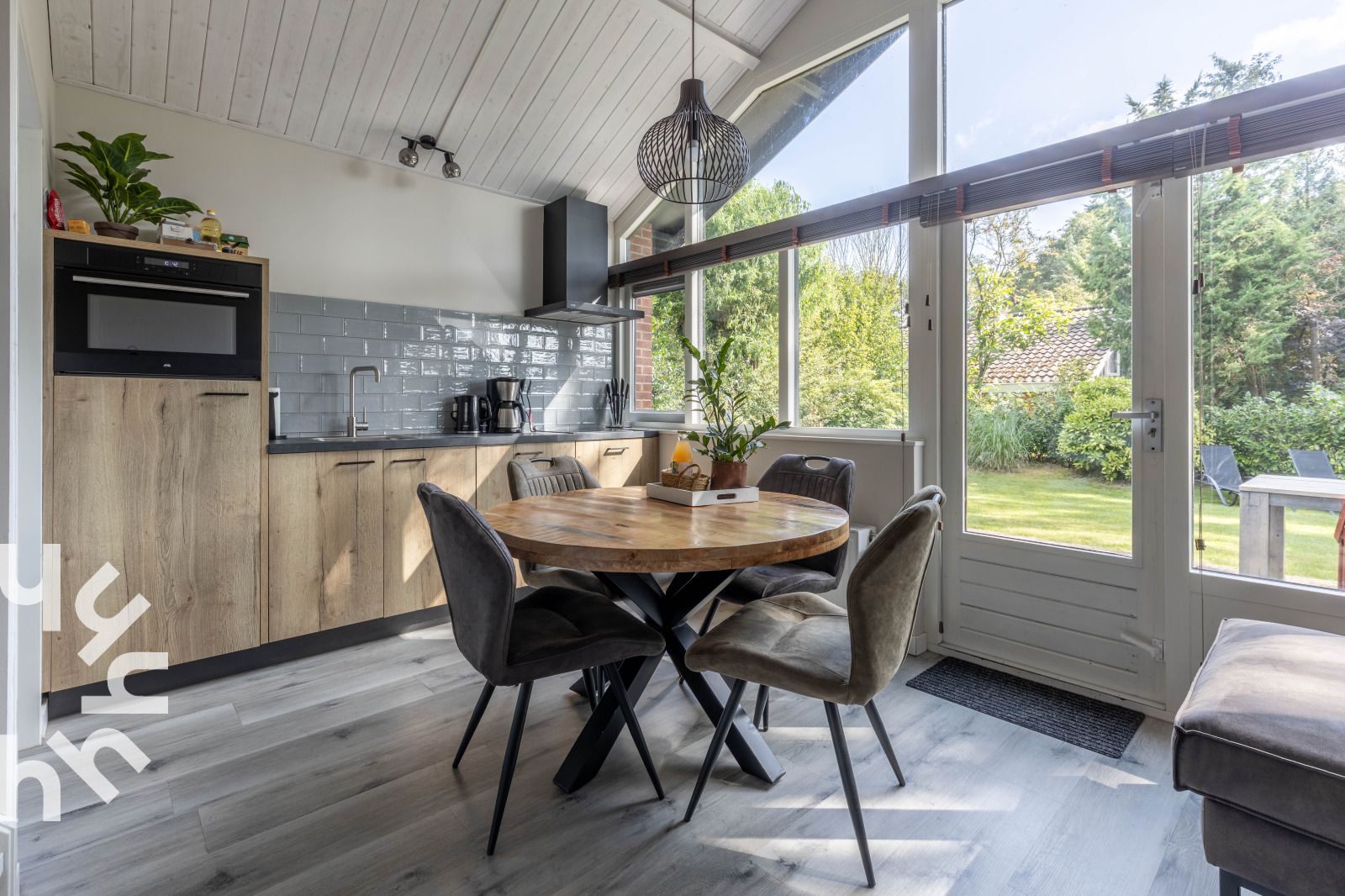 Moderne badkamer met wastafel in vakantiehuis DG994 in Aalten, Achterhoek.