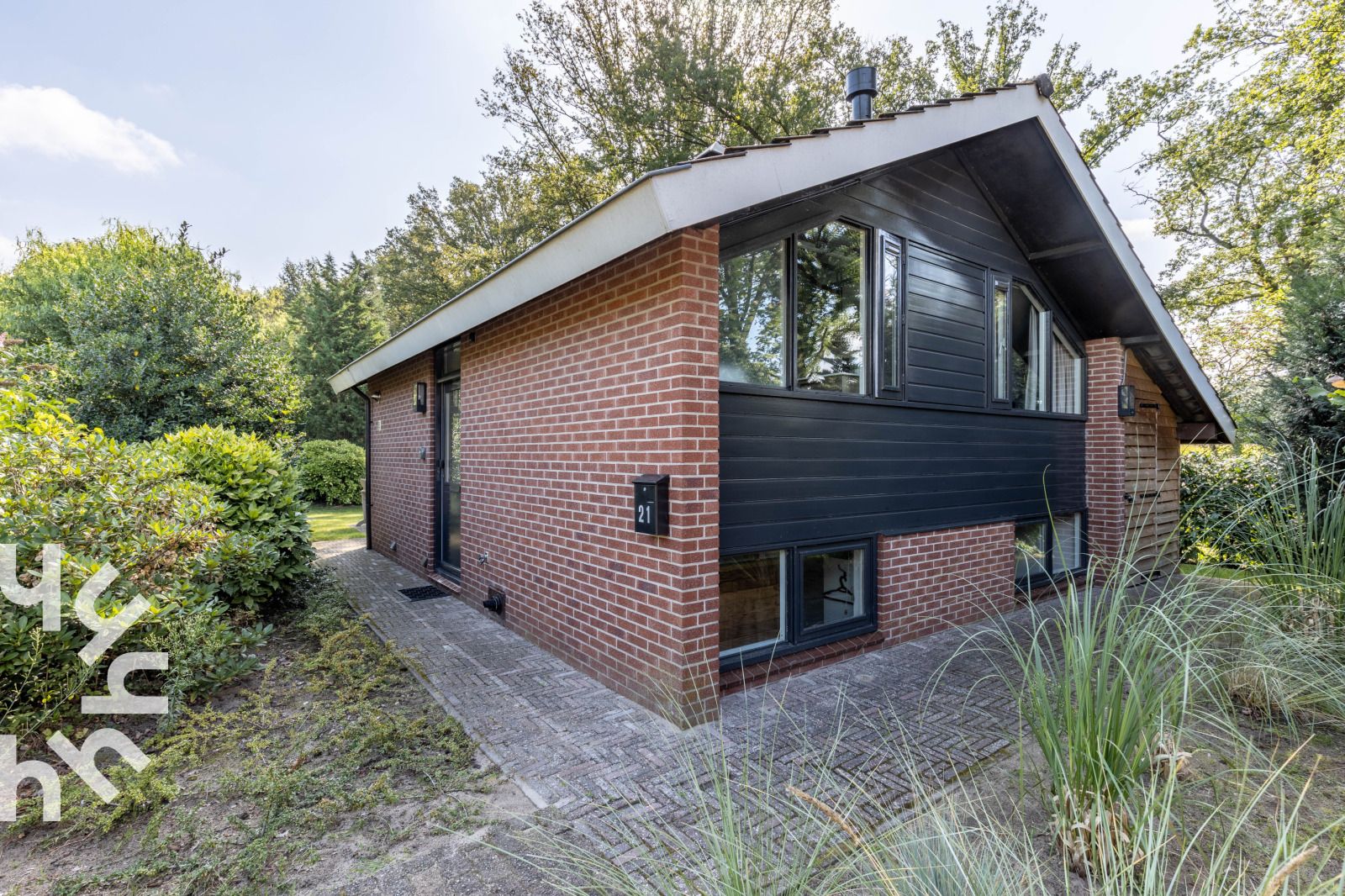 Schilderachtig pad naar vakantiehuis DG994 in Aalten, Achterhoek, omgeven door bloemen.