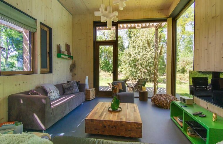 Geniet van muziek in het vakantiehuis Huisje in Aalten, Achterhoek, met uitzicht op de groene omgeving van Gelderland.