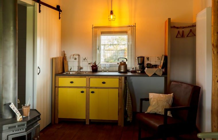 Gemuetliche Kuechenzeile in Huisje in Laren, Ferienhaus in Laren, umgeben von der Natur der Achterhoek.