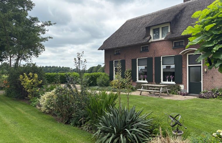Huisje in Laren, vakantiehuis in Gelderland met prachtig groene tuin en traditionele architectuur.