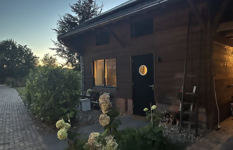 Aussenansicht von Cottage in Laren, einem charmanten Ferienhaus in Achterhoek, Gelderland, umgeben von natuerlicher Schoenheit.