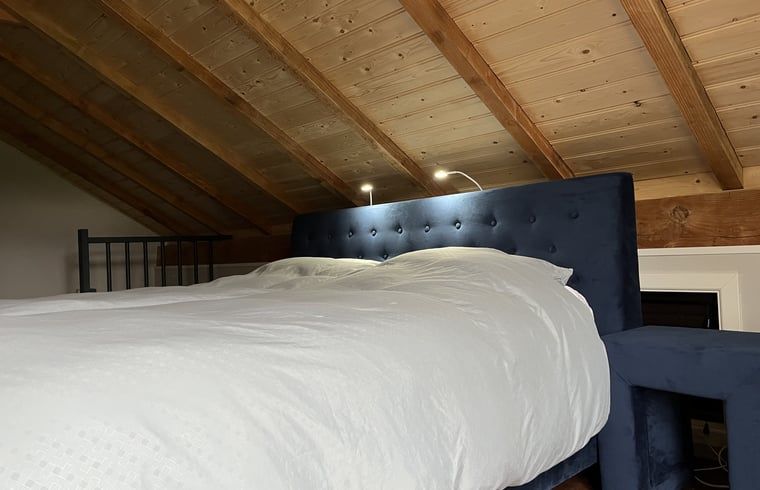 Gemuetliches Schlafzimmer im Cottage in Laren, Achterhoek, Gelderland mit Holzdecke und bequemem Bett fuer einen erholsamen Aufenthalt.