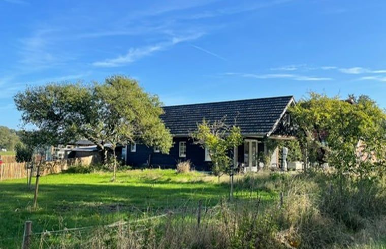 Cottage in Laren, a charming vacation home in the Achterhoek, Gelderland, surrounded by green nature and peaceful surroundings.