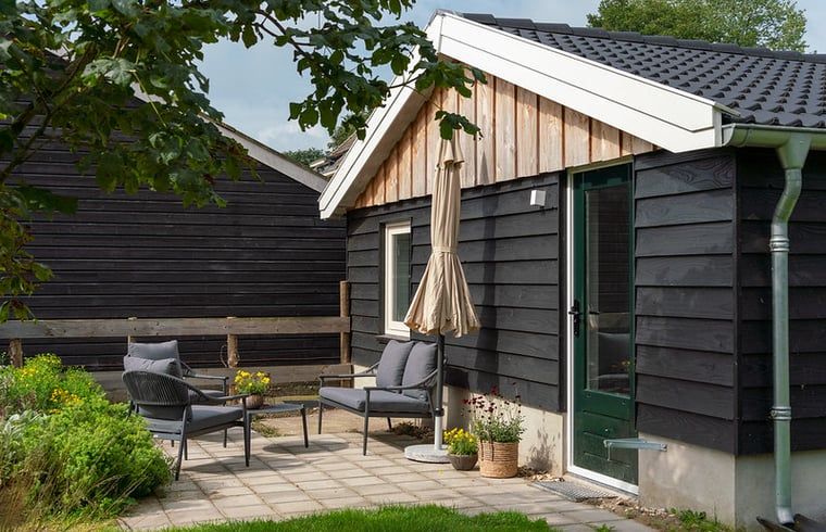 Geniessen Sie die Ruhe auf der Terrasse des Ferienhauses in Laren, das im gruenen Achterhoek, Gelderland liegt.