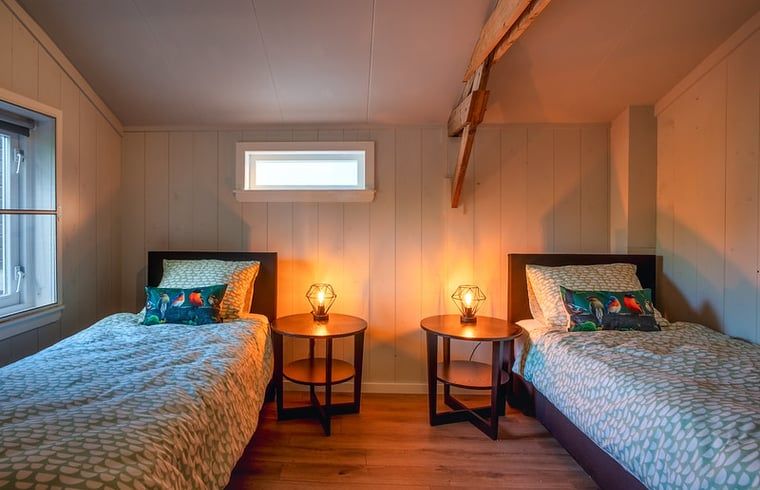 Gemuetliches Schlafzimmer mit zwei Betten im Ferienhaus in Laren, ideal fuer einen Familienurlaub in Achterhoek, Gelderland.