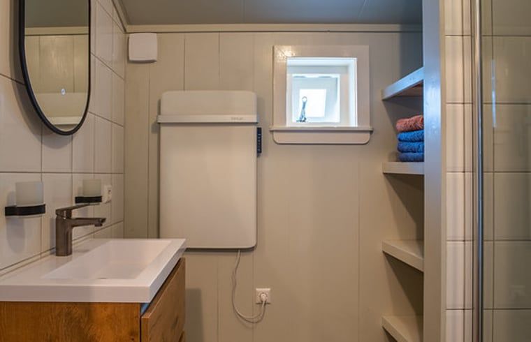 Modernes Badezimmer des Ferienhauses in Laren, komplett mit Dusche und Waschbecken, gelegen in Achterhoek, Gelderland.