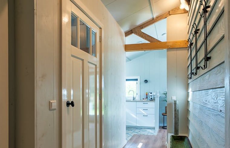 Heller Flur des Ferienhauses in Laren, der zur Kueche fuehrt, im ruhigen Achterhoek, Gelderland.